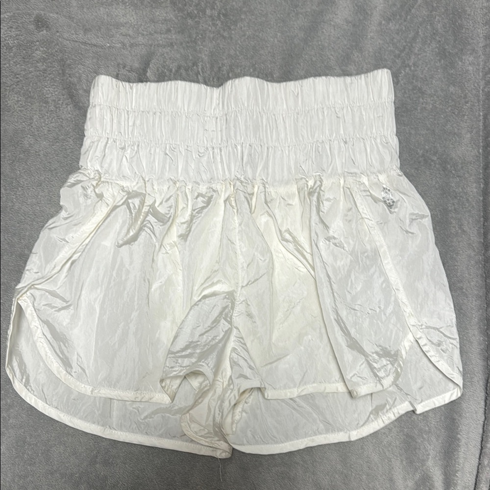 White Athletic Shorts with Elastic Waistband and Curved Hem